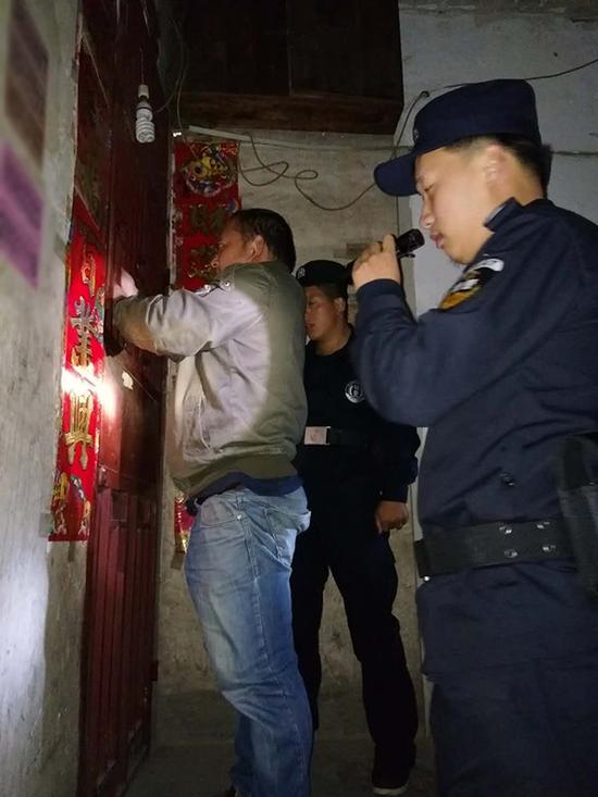 从江县粗心妈妈误将幼女锁家中 