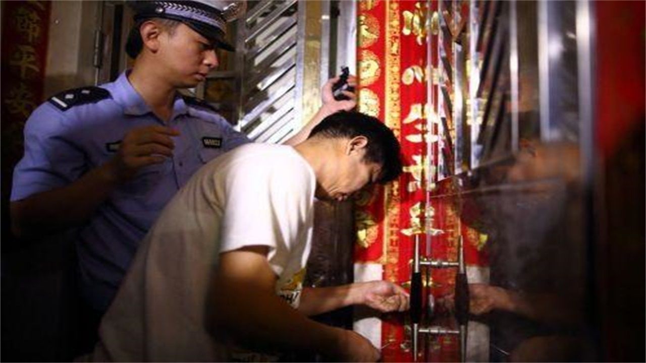 从江县请开锁师傅开了锁后，师傅